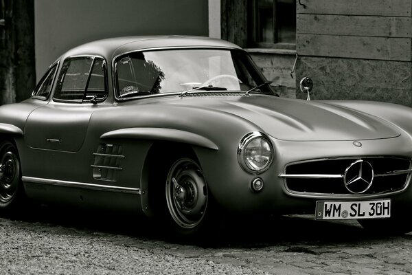 Vieux noir et blanc Mercedes