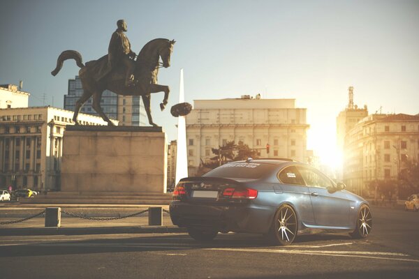 BMW sur fond de place avec monument