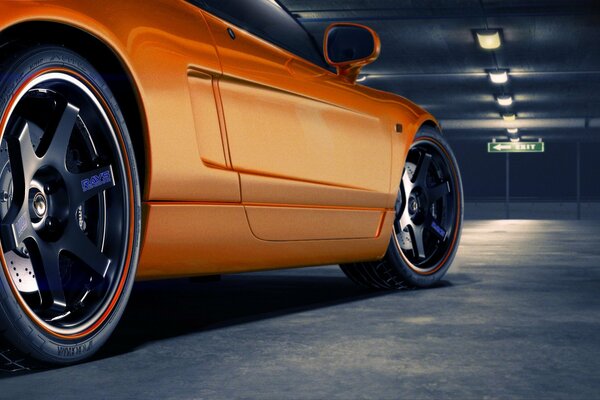 Honda NSX de color naranja en el estacionamiento