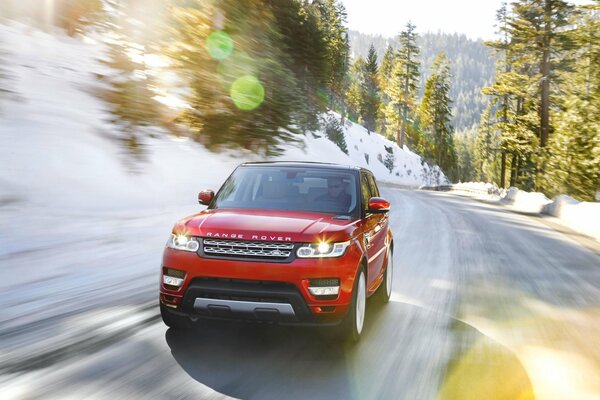 Rouge renge Rover sur les routes enneigées