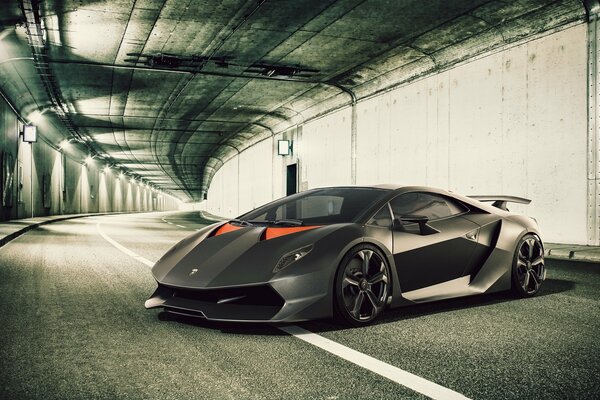 Supercar Lamborghini noir dans le tunnel