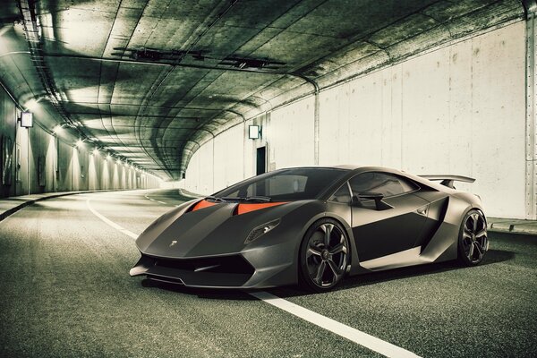 Czarny Lamborghini supersamochód w tunelu