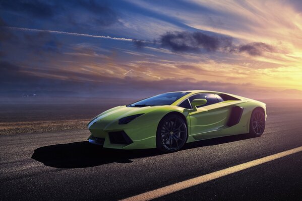 Lamborghini Green Car ai raggi del sole al tramonto