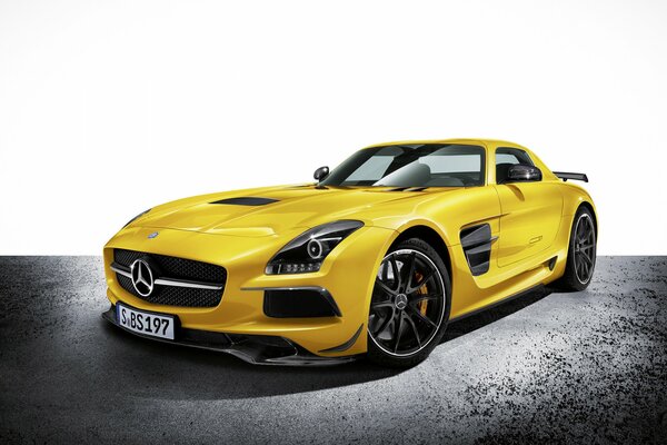 Un Mercedes amarillo fresco sobre un fondo blanco y negro