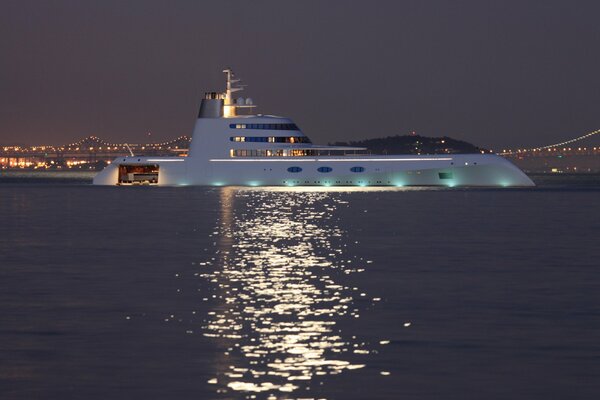 Yacht in mare sullo sfondo del ponte e le luci di notte