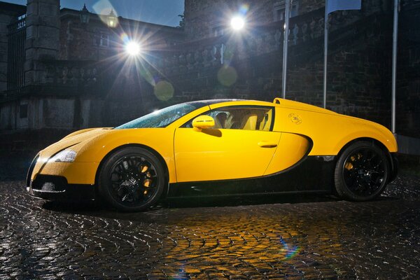 Voiture. Supercar dans La nuit