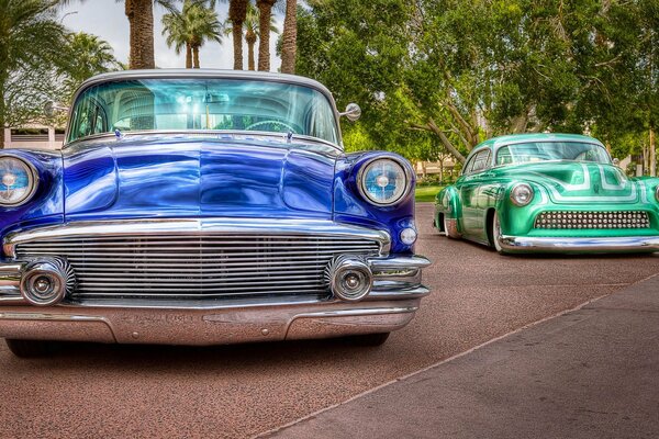 Due Buick su uno sfondo di palme