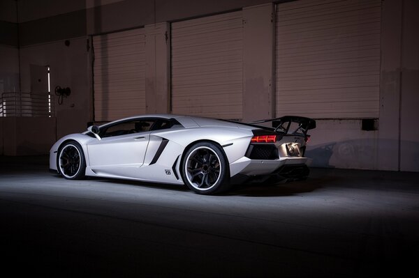 Lamborghini aventador lp700 - 4 blanc, vue arrière, Jantes noires