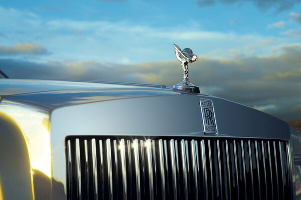 Kratka Rolls royce phantom na tle nieba