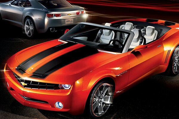 Una supercar chevrolet camaro arancione sulla strada. Cabrio