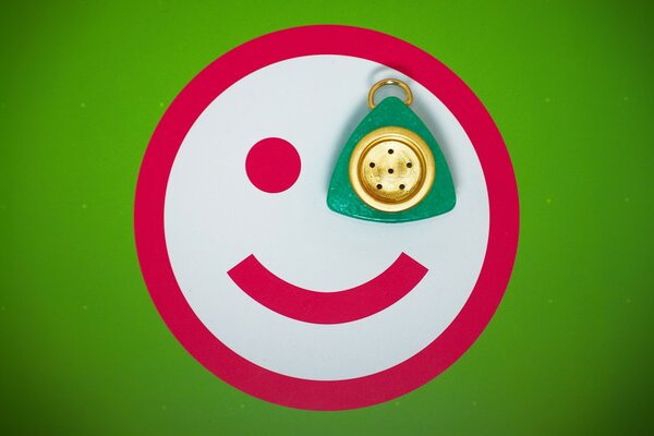 Smiley auf grünem Hintergrund und Schlüsselanhänger