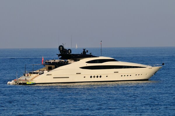 Yacht bianco come la neve nel mare blu