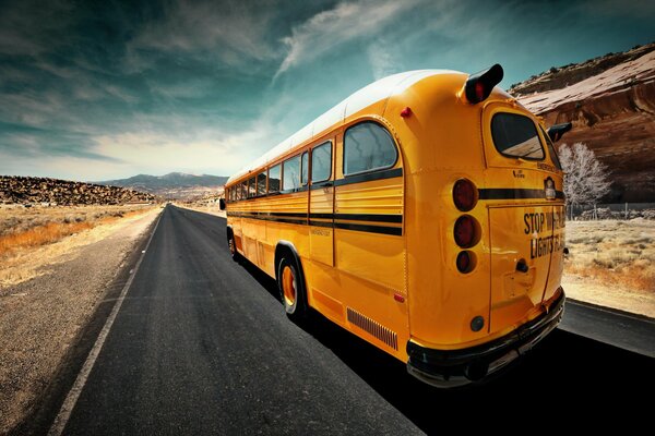 La pista del deserto degli Stati Uniti per l autobus