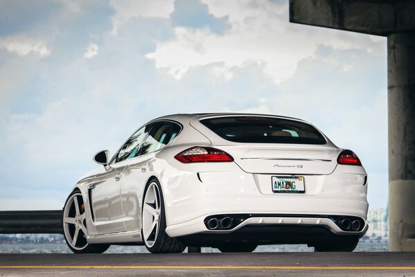 Le auto porsche, panamera hanno una buona messa a punto e bellissimi cerchi sullo sfondo di un bel cielo e bellissime nuvole