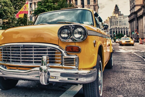 Retroauto auf der Straße einer spanischen Stadt