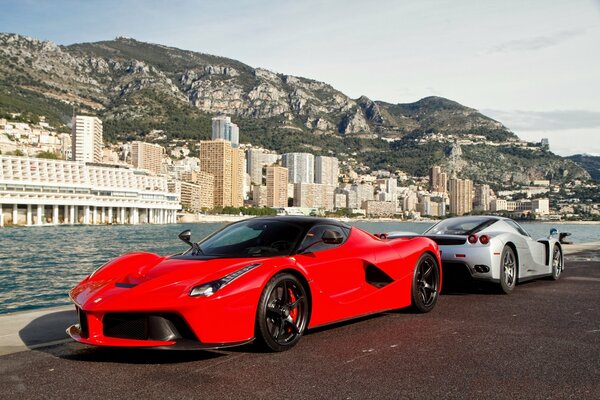 Ferrari en rojo en el fondo de la ciudad