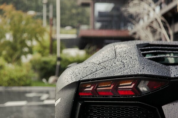 Lamborghini aventador в дождь вид задней фары