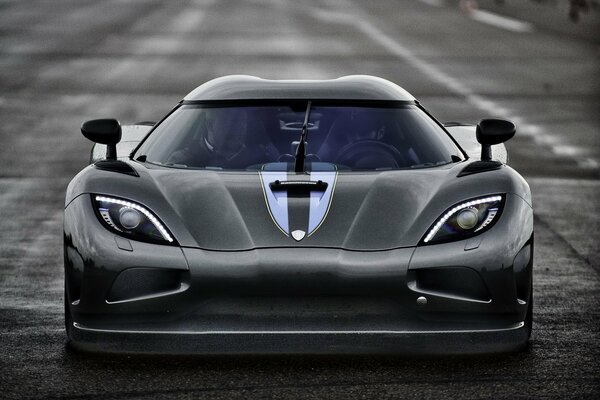 Grauer koenigsegg-Supersportwagen im Profil