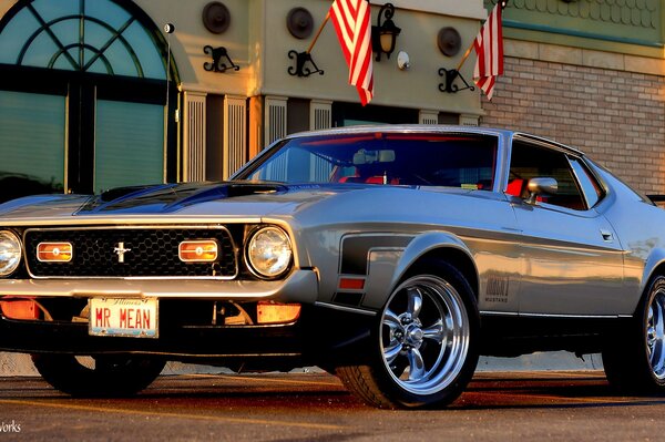 1971 ford mustang vor dem Gebäude in der sonne