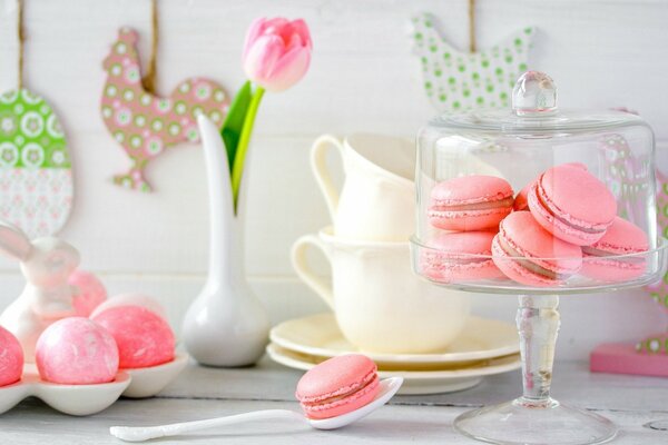 Dulce foto rosa. Tulipán en un jarrón. Dulces rosados