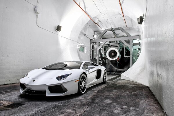 Lamborghini aventador im Testtunnel