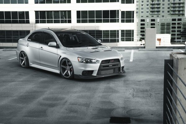 Das Auto mitsubishi evo x wird neu gebaut