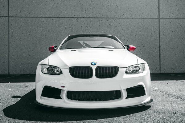 Blanc BMW M3 SUR fond de MUR