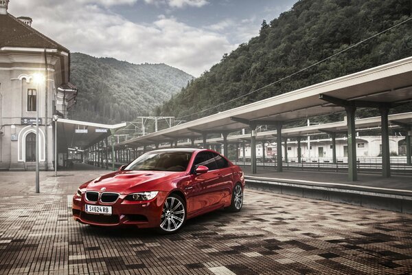 Schönes rotes Auto auf dem Hintergrund der Berge