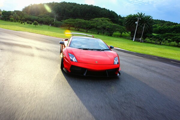 Czerwone Lamborghini z dużą prędkością