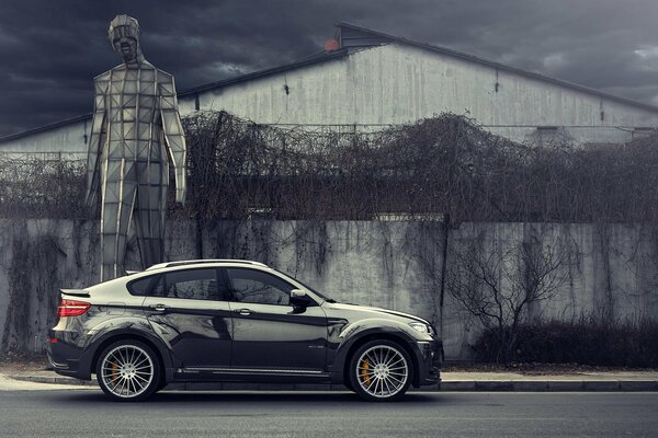 Bmw X6 E72 Hamann sur fond de bâtiment abandonné