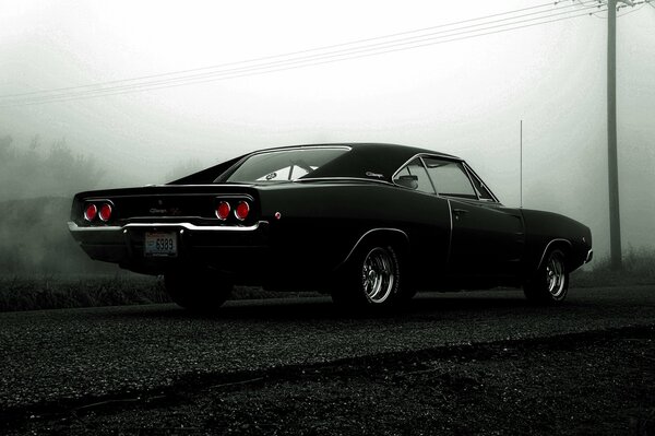 Ein alter Dodge in einem schwarzen Nebel