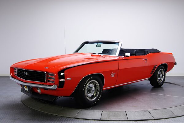 Rotes Chevrolet Camaro Cabriolet Baujahr 1969