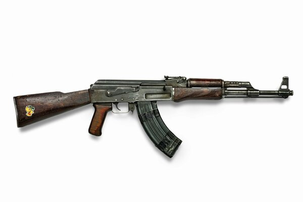 Arma AK-47 de la URSS con una pegatina de perro de dibujos animados