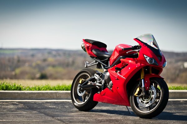 Красный daytona 675. Стильный мотоцикл