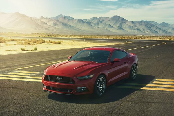 Ford Mustang sullo sfondo di un paesaggio montano