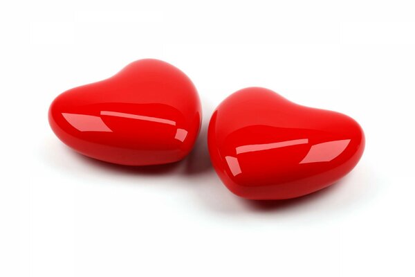 Два блестящих красных сердца