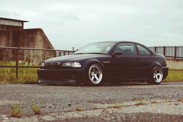 Noir Tuning BMW sur la route dans