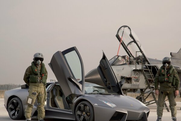 Militärpiloten parken neben dem Kampfflugzeug