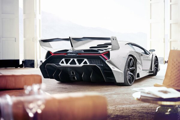 La lamborghini blanche comme neige est originale et élégante