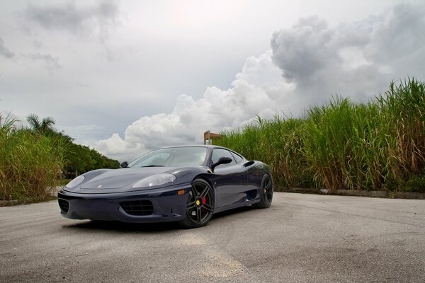 Un auto sportiva Ferrari 360 a due posti con cerchi lucidi