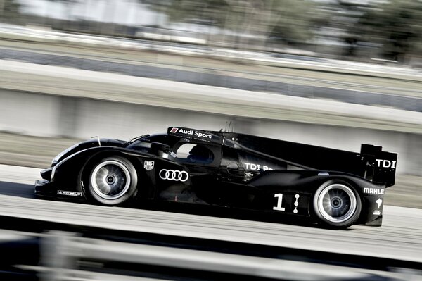 Voiture de sport de course audi r18