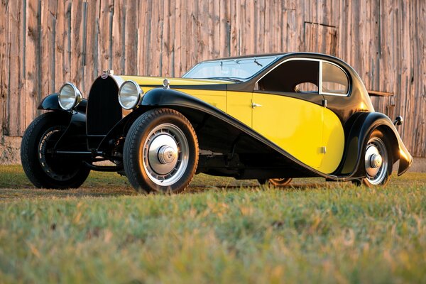 Żółty samochód retro Bugatti Coupe Typ 46 super profil 1930