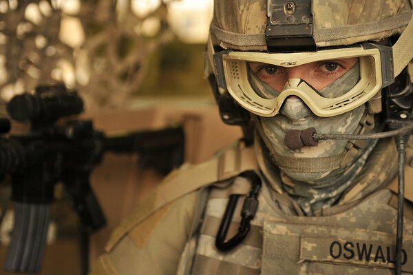Soldato americano con gli occhiali parla nel microfono