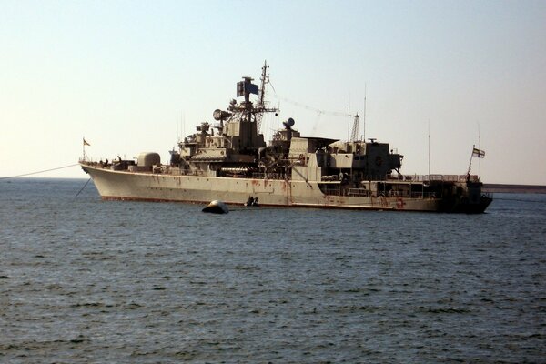 Nave a forma di nave a cielo aperto in mare