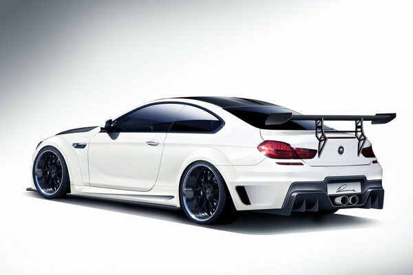 BMW Serie 6 vista posteriore bianca