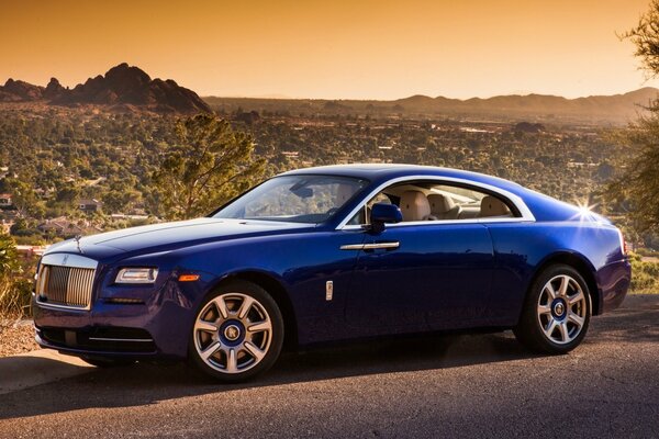 Coche rolls-royce azul desierto