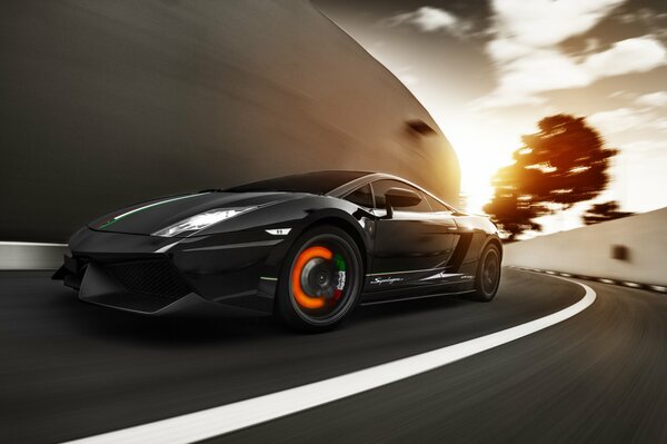 Lamborghini nero lucido sulla strada
