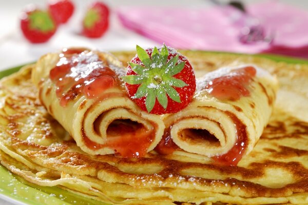 Pfannkuchen mit Erdbeermarmelade und frischen Erdbeeren