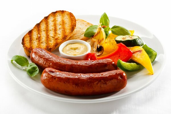 Petit-déjeuner anglais avec du pain grillé, des saucisses et des légumes