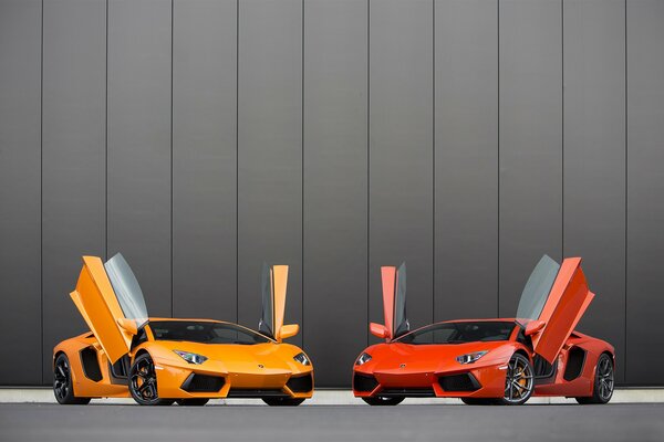 Due Aventador giallo e rosso con porte aperte